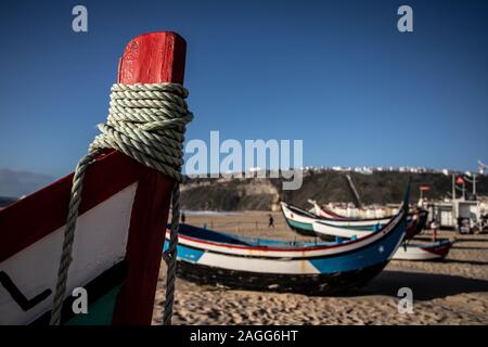 Barche in legno sulla spiaggia da Nazare,Portogallo Foto Stock