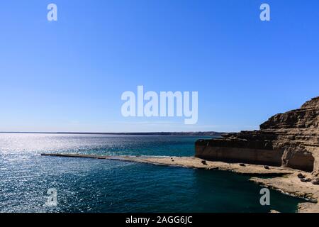 Vista panoramica del Golfo Nuevo durante sunny cielo chiaro giorno in Puerto Piramides, Penisola Valdes, Patagonia, Argentina Foto Stock