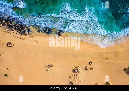 Fuerteventura. Vulcano Beach. Onde. Vista dall'alto di un drone al Bay. Spagna Foto Stock