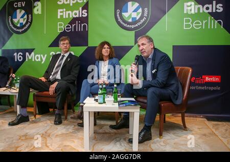 19 dicembre 2019, Berlin: Pallavolo: conferenza stampa del Parlamento Pallavolo Associazione CEV presso l'Hotel Adlon con rappresentanti di DVV VBL, BR Volleys e l'amministrazione del Senato per gli affari interni e Sport. Michael Evers (r), Presidente VBL, parla a quelli presenti al fianco di Gabriele Freytag (M), capo del reparto sportivo e Rene Hecht (l), Presidente DVV. La pallavolo europea Association (CEV), il tedesco della pallavolo Association (DVV), la Pallavolo Bundesliga (VBL), la città di Berlino e Berlino Volleys riciclaggio continueranno la loro stretta cooperazione nel 2020. Foto: Andre Foto Stock