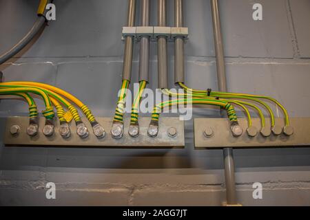 Foto di messa a terra elettrica in una zona industriale, esso impedisce che il pericolo elettrico in situazioni di scelta rapida Foto Stock