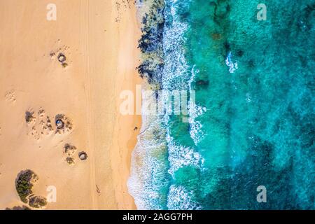 Fuerteventura. Vulcano Beach. Onde. Vista dall'alto di un drone al Bay. Spagna Foto Stock