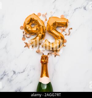 Bottiglia di Champagne con numero gold 95 palloncino. La minima parte anniversario concetto Foto Stock