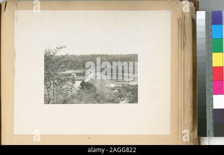 Una raccolta di fotografie separate accompagnato da un dattiloscritte, classificati elenco di titoli. Acc. So.Aq.K. 3; Kensico serbatoio. Vista della vecchia diga Kensico e la porzione di serbatoio prima costruzione opertions ha iniziato a. Contratto 9. Ottobre 16, 1908. Foto Stock