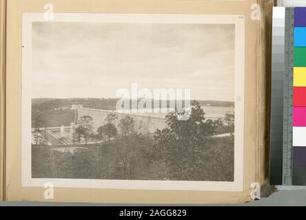 Una raccolta di fotografie separate accompagnato da un dattiloscritte, classificati elenco di titoli. Acc. Hdq. S. 1607; Kensico serbatoio. Vista generale di Kensico dam e serbatoio con piscina e fontana sottostante diga. Inferiore della camera di effluente in background. Contratto 9. Ottobre 25, 1917. Foto Stock