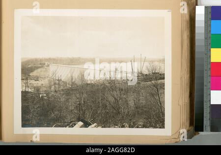 Una raccolta di fotografie separate accompagnato da un dattiloscritte, classificati elenco di titoli. Acc. Hdq. S. 1466; Kensico serbatoio. Vista generale della diga Kensico guardando ad ovest. Contratto 9. 4 maggio 1916. Foto Stock