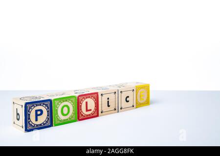 Bambini alfabeto di legno blocca l'ortografia della parola la polizia Foto Stock