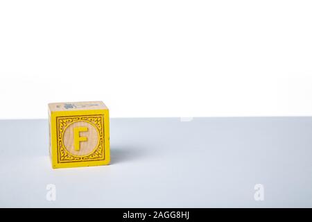 Bambini alfabeto di legno blocco raffigurante la lettera F Foto Stock