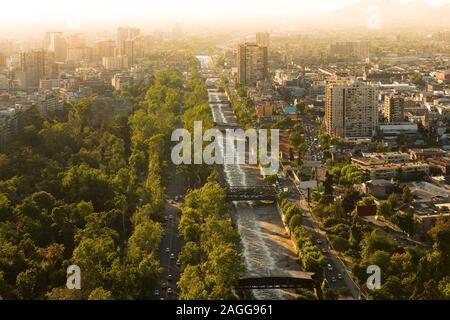 Fiume Mapocho e Forestal Park presso il centro cittadino con i quartieri di patronato, Bellas Artes e Bellavista, Santiago del Cile Foto Stock