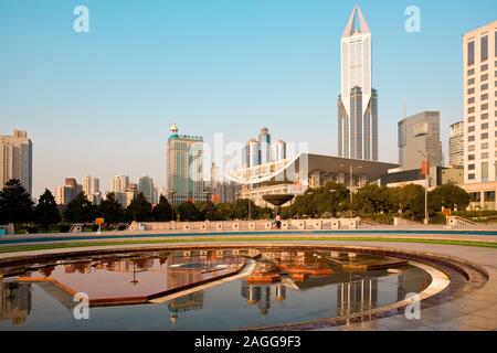 Shanghai, Cina - Skyline di edifici attorno a Piazza del Popolo (Renmin Square) all'alba con il Grand Theatre in primo piano. Foto Stock