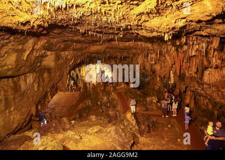 Grotta di Drogarati su l'isola di Cefalonia illuminato in arancione in Grecia Foto Stock