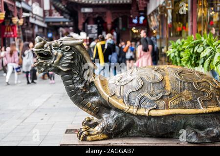 Bixi bronzo statua nel tempio chenghuang shanghai, Cina. Una figura dalla mitologia cinese. Uno dei 9 figli del drago re, egli è raffigurato come un d Foto Stock