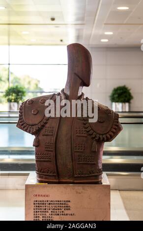 Statua astratta dell'uomo nell'aeroporto internazionale di Pudong di Shanghai in Cina. Foto Stock