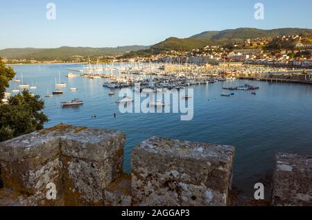 Baiona, Pontevedra, Galizia, Spagna : Elevato angolo visuale del porto come visto dal castello di Montereal. Foto Stock