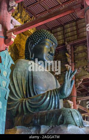 NARA, Giappone - 17 Maggio 2017: il Buddha Todaiji. È considerato il più grande del mondo statua in bronzo del Buddha Vairocana. Foto Stock