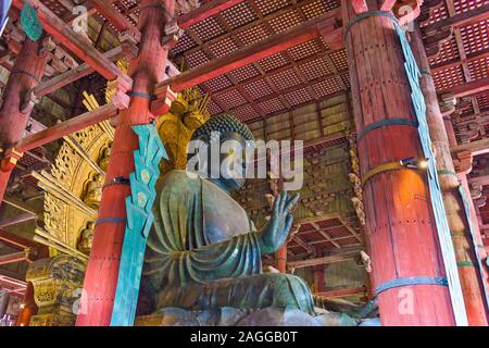 NARA, Giappone - 17 Maggio 2017: il Buddha Todaiji. È considerato il più grande del mondo statua in bronzo del Buddha Vairocana. Foto Stock