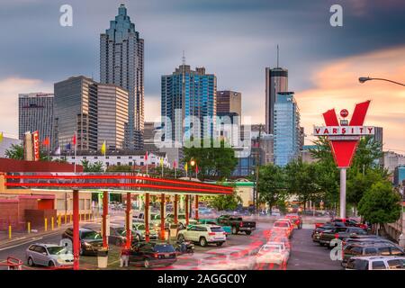 ATLANTA, Georgia - 25 giugno 2017: forme di traffico a The Varsity in downtown Atlanta. The Varsity è un iconico un fast food ristorante della catena con rami di un Foto Stock