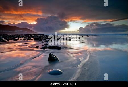 Riflessi del tramonto su Westward ho! Beach, North Devon, Regno Unito Foto Stock