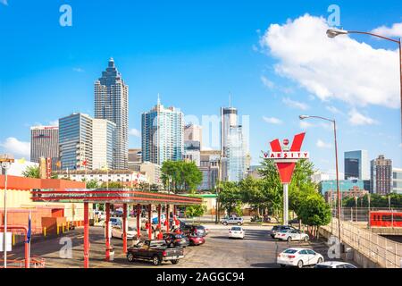 ATLANTA, Georgia - 25 giugno 2017: forme di traffico a The Varsity in downtown Atlanta. The Varsity è un iconico un fast food ristorante della catena con rami di un Foto Stock