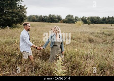 Coppia giovane prendendo a piedi in campagna Foto Stock