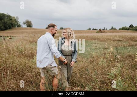 Coppia giovane prendendo a piedi in campagna Foto Stock