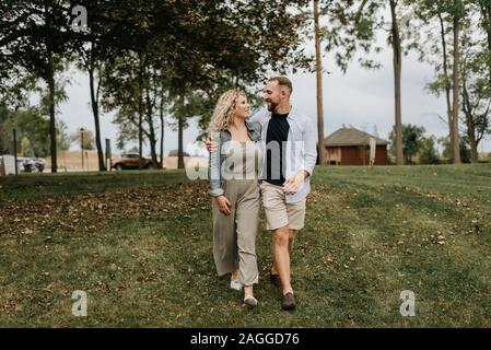 Coppia giovane prendendo a piedi in campagna Foto Stock