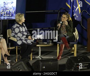 18 Dicembre 2019 - Pleasantville, New York - Chelsea Clinton e Hillary Rodham Clinton al Gutsy donne: una serata con Hillary Rodham Clinton e Chelsea Clinton; moderata da Vanessa L. Williams presso università di passo. (Credito Immagine: © Michael Blake/AdMedia via ZUMA filo) Foto Stock