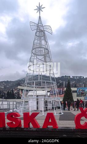 L'Inverno magico è aperto sul Plateau Skenderija per tutti i visitatori fino al 31.12.2019. Vari eventi sarà di scena e come la principale attrazione è il Foto Stock