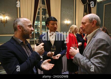 Associazione della Stampa Estera Cocktail party presso l'esclusivo Club RAC ospitato da sponsor industriali di CNH il loro team guidato da VP Richard Gadeselli e Laura nel complesso che erano lì per soddisfare e grande tutti gli ospiti . Foto Stock