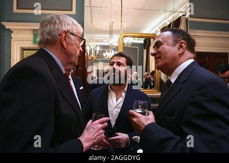 Associazione della Stampa Estera Cocktail party presso l'esclusivo Club RAC ospitato da sponsor industriali di CNH il loro team guidato da VP Richard Gadeselli e Laura nel complesso che erano lì per soddisfare e grande tutti gli ospiti . Foto Stock