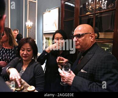 Associazione della Stampa Estera Cocktail party presso l'esclusivo Club RAC ospitato da sponsor industriali di CNH il loro team guidato da VP Richard Gadeselli e Laura nel complesso che erano lì per soddisfare e grande tutti gli ospiti . Foto Stock