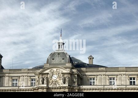 La costruzione e la torre con orologio e campane decorate in stile antico (alti rilievi e statue). Parigi Foto Stock