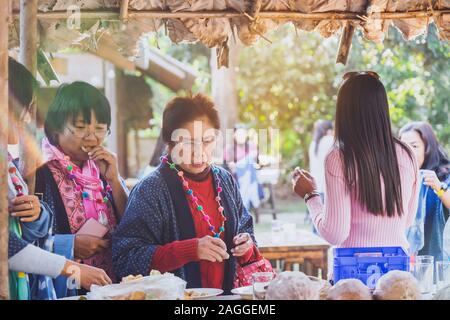 LAMPHUN THAILANDIA - 8 DICEMBRE : femmina non identificato i turisti scelgono di acquistare la frutta in dicembre 8,2019 al villaggio di Karen in Lamphun, Thailandia. Foto Stock