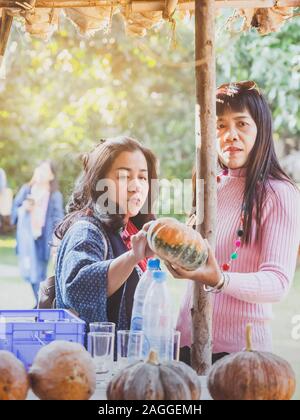 LAMPHUN THAILANDIA - 8 DICEMBRE : femmina non identificato i turisti scelgono di acquistare la frutta in dicembre 8,2019 al villaggio di Karen in Lamphun, Thailandia. Foto Stock