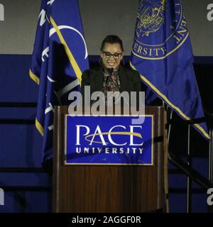 18 Dicembre 2019 - Pleasantville, New York - Vanessa L. Williams a Gutsy le donne: una serata con Hillary Rodham Clinton e Chelsea Clinton; moderata da Vanessa L. Williams presso università di passo. Photo credit: J. Lingo/AdMedia /MediaPunch Foto Stock