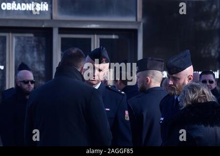 Funerali di Petr Sorm, uno dei sette vittime di riprese in Ostrava ospedale di insegnamento, si è tenuto il 19 dicembre 2019, a Ostrava, Repubblica Ceca. Sorm era un membro della Repubblica ceca Prison Service. Il 10 dicembre 2019, dopo le 07:00, sparatutto aprì il fuoco senza alcun avviso in sala d'attesa dell'ospedale di traumatologia ambulatoriale ward, tiro pazienti in testa e torace a distanza ravvicinata. Dopo aver ucciso 6 persone e ferendone altre tre, ha lasciato l'ospedale, e suicide commesso in un villaggio vicino a circa tre ore più tardi. La donna che un tiratore infuria feriti in ospedale è morto il 12 dicembre Foto Stock