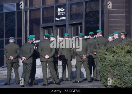 Funerali di Petr Sorm, uno dei sette vittime di riprese in Ostrava ospedale di insegnamento, si è tenuto il 19 dicembre 2019, a Ostrava, Repubblica Ceca. Sorm era un membro della Repubblica ceca Prison Service. Il 10 dicembre 2019, dopo le 07:00, sparatutto aprì il fuoco senza alcun avviso in sala d'attesa dell'ospedale di traumatologia ambulatoriale ward, tiro pazienti in testa e torace a distanza ravvicinata. Dopo aver ucciso 6 persone e ferendone altre tre, ha lasciato l'ospedale, e suicide commesso in un villaggio vicino a circa tre ore più tardi. La donna che un tiratore infuria feriti in ospedale è morto il 12 dicembre Foto Stock