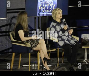 18 Dicembre 2019 - Pleasantville, New York - Chelsea Clinton e Hillary Rodham Clinton al Gutsy donne: una serata con Hillary Rodham Clinton e Chelsea Clinton; moderata da Vanessa L. Williams presso università di passo. Photo credit: J. Lingo/AdMedia /MediaPunch Foto Stock