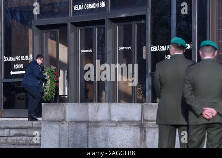 Funerali di Petr Sorm, uno dei sette vittime di riprese in Ostrava ospedale di insegnamento, si è tenuto il 19 dicembre 2019, a Ostrava, Repubblica Ceca. Sorm era un membro della Repubblica ceca Prison Service. Il 10 dicembre 2019, dopo le 07:00, sparatutto aprì il fuoco senza alcun avviso in sala d'attesa dell'ospedale di traumatologia ambulatoriale ward, tiro pazienti in testa e torace a distanza ravvicinata. Dopo aver ucciso 6 persone e ferendone altre tre, ha lasciato l'ospedale, e suicide commesso in un villaggio vicino a circa tre ore più tardi. La donna che un tiratore infuria feriti in ospedale è morto il 12 dicembre Foto Stock