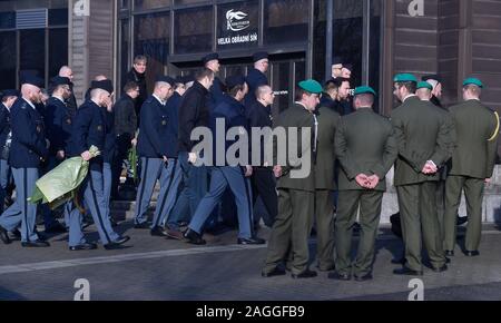 Funerali di Petr Sorm, uno dei sette vittime di riprese in Ostrava ospedale di insegnamento, si è tenuto il 19 dicembre 2019, a Ostrava, Repubblica Ceca. Sorm era un membro della Repubblica ceca Prison Service. Il 10 dicembre 2019, dopo le 07:00, sparatutto aprì il fuoco senza alcun avviso in sala d'attesa dell'ospedale di traumatologia ambulatoriale ward, tiro pazienti in testa e torace a distanza ravvicinata. Dopo aver ucciso 6 persone e ferendone altre tre, ha lasciato l'ospedale, e suicide commesso in un villaggio vicino a circa tre ore più tardi. La donna che un tiratore infuria feriti in ospedale è morto il 12 dicembre Foto Stock