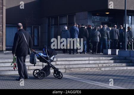 Funerali di Petr Sorm, uno dei sette vittime di riprese in Ostrava ospedale di insegnamento, si è tenuto il 19 dicembre 2019, a Ostrava, Repubblica Ceca. Sorm era un membro della Repubblica ceca Prison Service. Il 10 dicembre 2019, dopo le 07:00, sparatutto aprì il fuoco senza alcun avviso in sala d'attesa dell'ospedale di traumatologia ambulatoriale ward, tiro pazienti in testa e torace a distanza ravvicinata. Dopo aver ucciso 6 persone e ferendone altre tre, ha lasciato l'ospedale, e suicide commesso in un villaggio vicino a circa tre ore più tardi. La donna che un tiratore infuria feriti in ospedale è morto il 12 dicembre Foto Stock