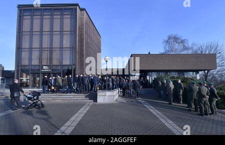 Funerali di Petr Sorm, uno dei sette vittime di riprese in Ostrava ospedale di insegnamento, si è tenuto il 19 dicembre 2019, a Ostrava, Repubblica Ceca. Sorm era un membro della Repubblica ceca Prison Service. Il 10 dicembre 2019, dopo le 07:00, sparatutto aprì il fuoco senza alcun avviso in sala d'attesa dell'ospedale di traumatologia ambulatoriale ward, tiro pazienti in testa e torace a distanza ravvicinata. Dopo aver ucciso 6 persone e ferendone altre tre, ha lasciato l'ospedale, e suicide commesso in un villaggio vicino a circa tre ore più tardi. La donna che un tiratore infuria feriti in ospedale è morto il 12 dicembre Foto Stock