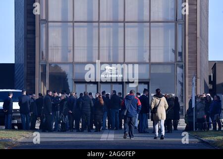 Funerali di Petr Sorm, uno dei sette vittime di riprese in Ostrava ospedale di insegnamento, si è tenuto il 19 dicembre 2019, a Ostrava, Repubblica Ceca. Sorm era un membro della Repubblica ceca Prison Service. Il 10 dicembre 2019, dopo le 07:00, sparatutto aprì il fuoco senza alcun avviso in sala d'attesa dell'ospedale di traumatologia ambulatoriale ward, tiro pazienti in testa e torace a distanza ravvicinata. Dopo aver ucciso 6 persone e ferendone altre tre, ha lasciato l'ospedale, e suicide commesso in un villaggio vicino a circa tre ore più tardi. La donna che un tiratore infuria feriti in ospedale è morto il 12 dicembre Foto Stock