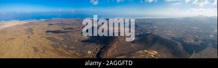 Vulcan Fuerteventura Calderon Hondo e montagna vulcanica. Drone Shot Isola Canarie, Spagna Foto Stock