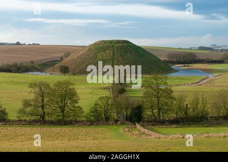 Silbury Hill nel Wiltshire, Inghilterra, Regno Unito, durante il periodo invernale Foto Stock