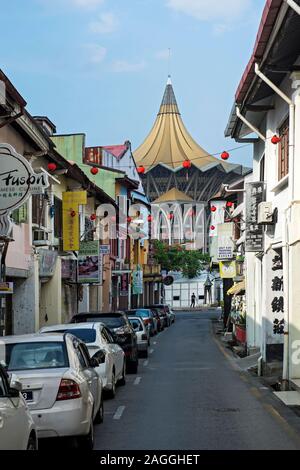 Piccola strada sul retro con vecchie botteghe e ristoranti nella vecchia Chinatown di Kuching, Sarawak, Borneo, Malaysia Foto Stock