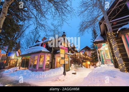 Breckenridge, Colorado, Stati Uniti d'America vie del centro di notte in inverno con illuminazione per le vacanze. Foto Stock
