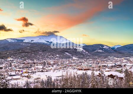 Breckenridge, Colorado, Stati Uniti d'America ski resort lo skyline della città in inverno all'alba. Foto Stock