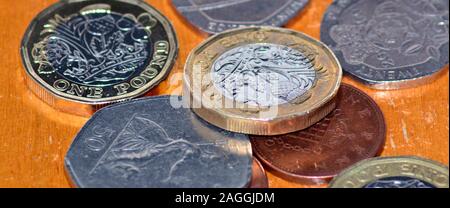 Close up di monete Britanniche, compresi £1 gettone, cinquanta pence e venti pence monete Foto Stock