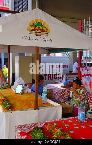 PAPEETE, TAHITI -30 NOV 2018- Vista del punto di riferimento Marche de Paeete, una coperta grande mercato pubblico locale di vendita di souvenir e artigianato e cibo in downtow Foto Stock